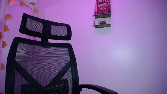 Image 11 of sarai_petite_ Stream on Chaturbate on 3 months ago