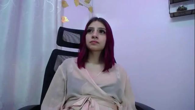 Image 3 of sarai_petite_ Stream on Chaturbate on 1 month ago