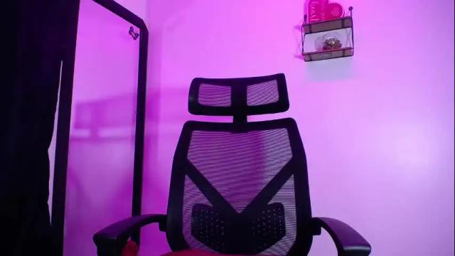 Image 4 of sarai_petite_ Stream on Chaturbate on 1 month ago