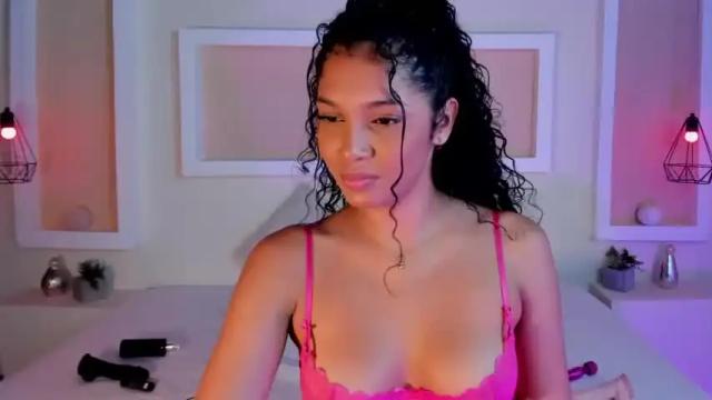Image 3 of saraisaa Stream on Chaturbate on 19 months ago