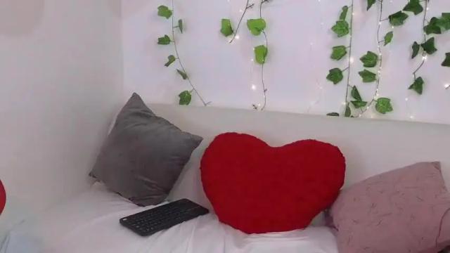 Image 2 of saratukkerr Stream on Chaturbate on 16 months ago
