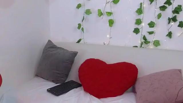 Image 7 of saratukkerr Stream on Chaturbate on 16 months ago