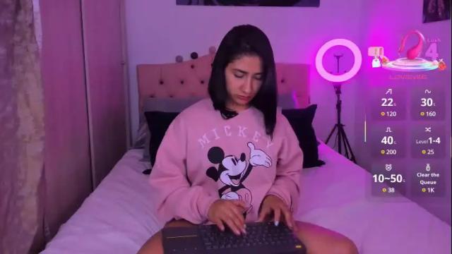 Image 12 of saratukkerr Stream on Chaturbate on 29 days ago