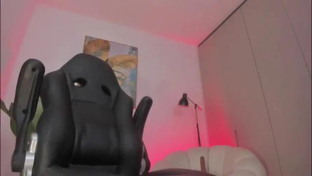 Image 2 of sarawinstone_ Stream on Chaturbate on 1 month ago