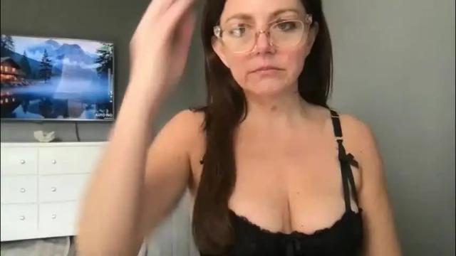 Image 2 of sassynsweetmilf Stream on Chaturbate on 2 months ago