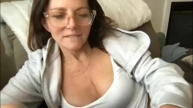 Image 4 of sassynsweetmilf Stream on Chaturbate on 1 month ago