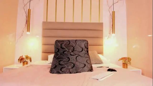 Image 2 of scarleett22 Stream on Chaturbate on 28 days ago