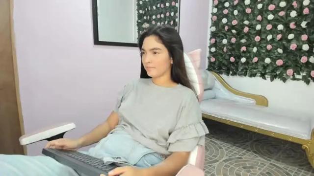 Image 3 of scarleht_wow Stream on Chaturbate on 13 months ago
