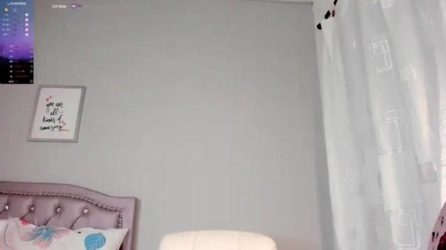 Image 2 of scarlet_darling26 Stream on Chaturbate on 14 months ago