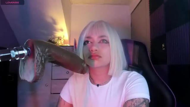 Image 2 of scarlet_gold Stream on Chaturbate on 1 month ago