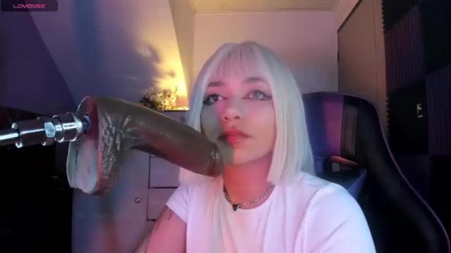 Image 3 of scarlet_gold Stream on Chaturbate on 1 month ago