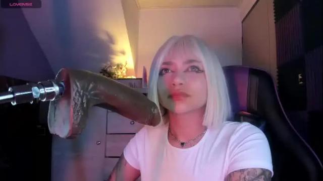 Image 4 of scarlet_gold Stream on Chaturbate on 1 month ago