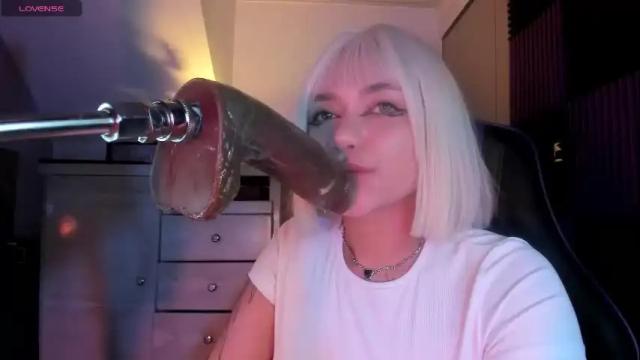 Image 8 of scarlet_gold Stream on Chaturbate on 1 month ago