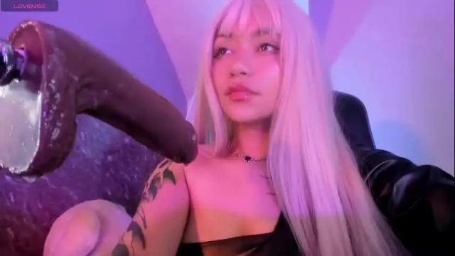 Image 6 of scarlet_gold Stream on Chaturbate on 21 days ago