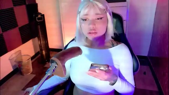 Image 2 of scarlet_gold Stream on Chaturbate on 2 months ago