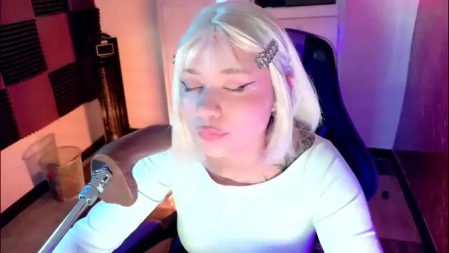 Image 4 of scarlet_gold Stream on Chaturbate on 2 months ago