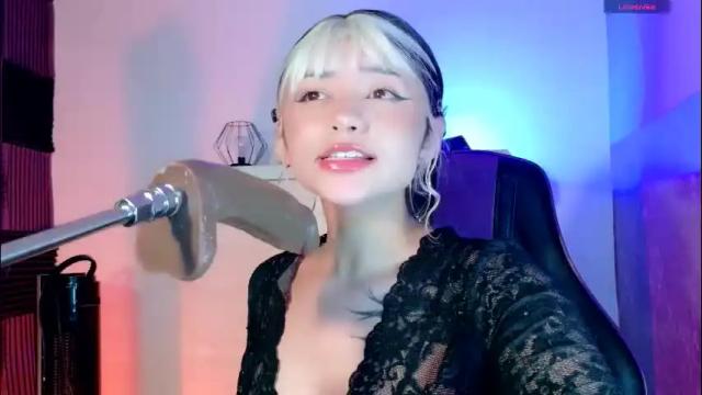 Image 4 of scarlet_gold Stream on Chaturbate on 2 months ago