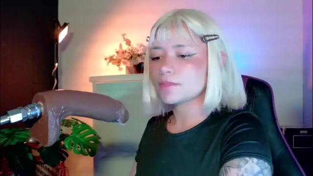 Image 2 of scarlet_gold Stream on Chaturbate on 1 month ago