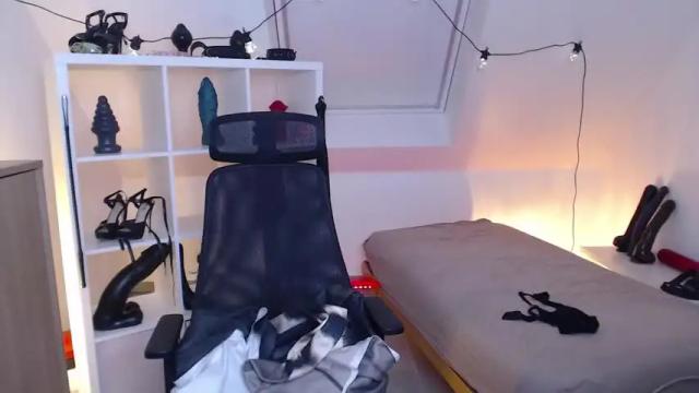 Image 12 of scarlet_sophie Stream on Chaturbate on 13 months ago