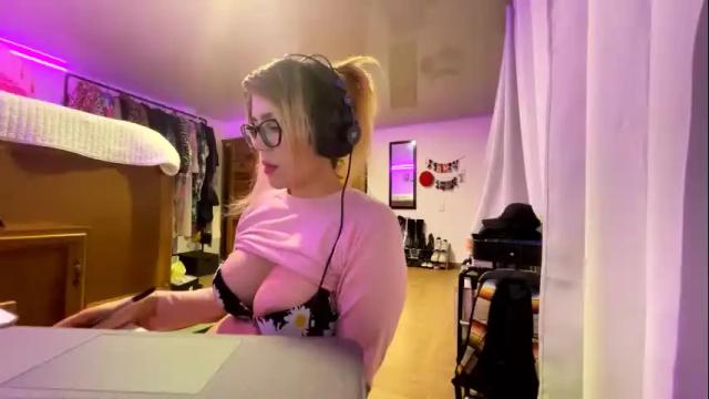 Image 4 of scarlet_whisper Stream on Chaturbate on 7 days ago