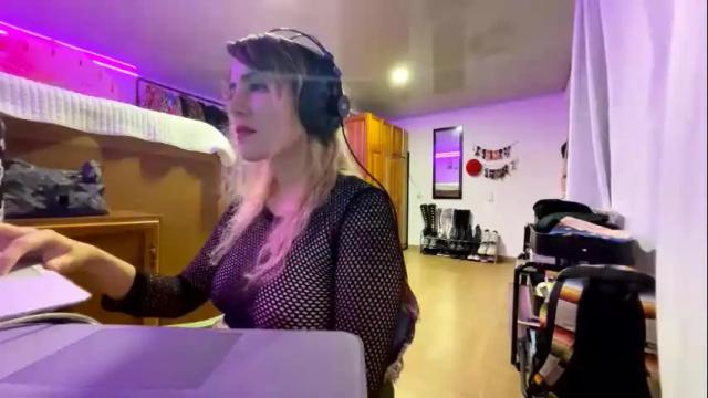 Image 2 of scarlet_whisper Stream on Chaturbate on 5 days ago
