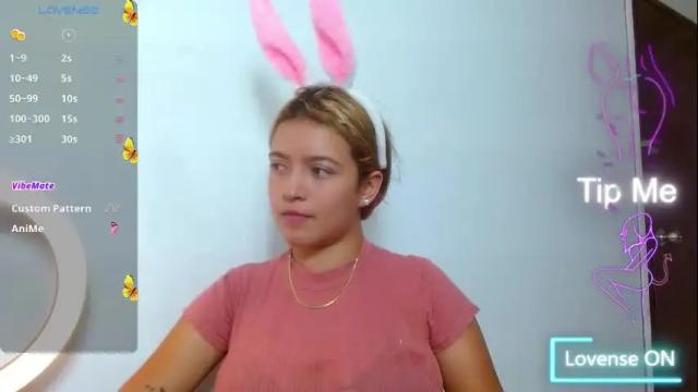 Image 2 of scarleth_snow_ Stream on Chaturbate on 19 days ago