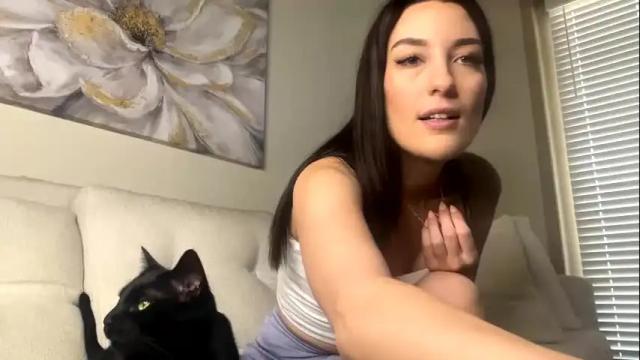 Image 3 of scarlett_logan Stream on Chaturbate on 16 months ago