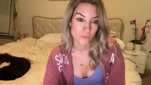 Image 7 of scarlett_logan Stream on Chaturbate on 13 months ago