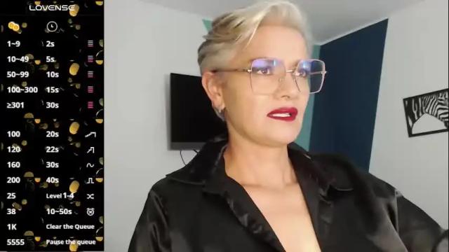 Image 2 of scarlett_paris Stream on Chaturbate on 6 months ago