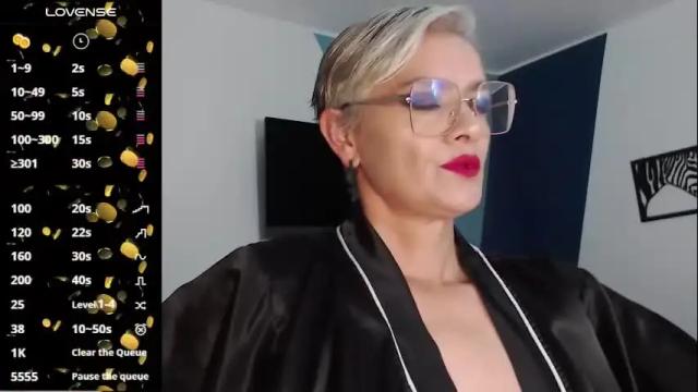 Image 3 of scarlett_paris Stream on Chaturbate on 6 months ago