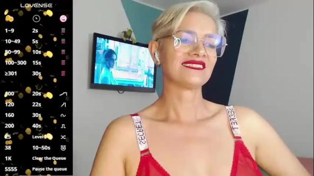 Image 12 of scarlett_paris Stream on Chaturbate on 5 months ago