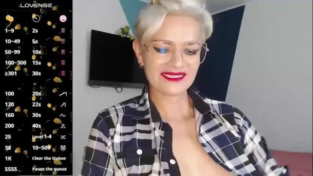 Image 4 of scarlett_paris Stream on Chaturbate on 5 months ago