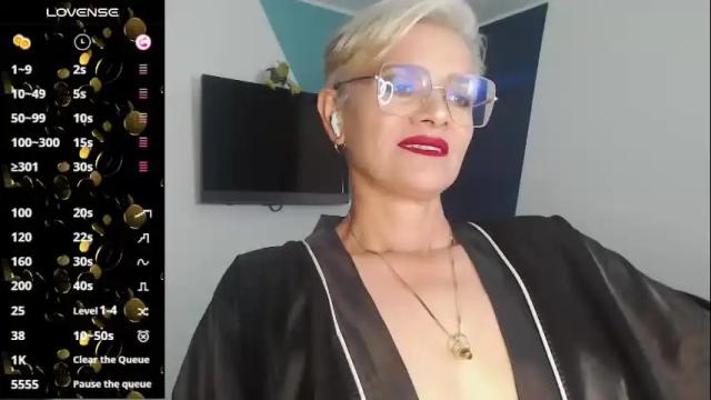 Image 3 of scarlett_paris Stream on Chaturbate on 5 months ago