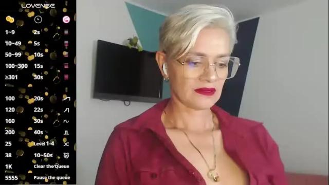 Image 2 of scarlett_paris Stream on Chaturbate on 5 months ago