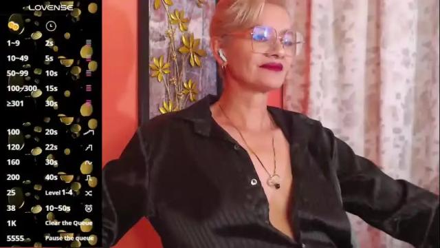 Image 10 of scarlett_paris Stream on Chaturbate on 3 months ago