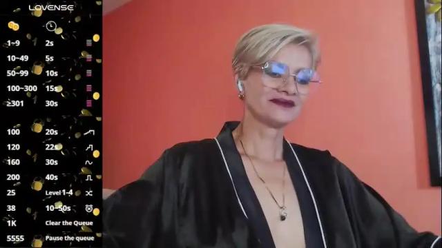 Image 10 of scarlett_paris Stream on Chaturbate on 3 months ago