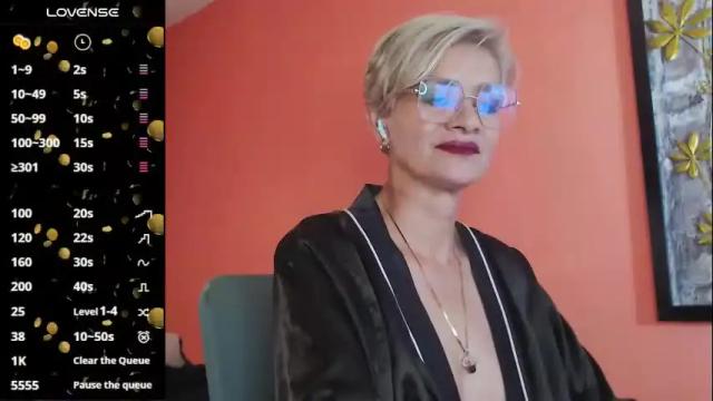 Image 2 of scarlett_paris Stream on Chaturbate on 3 months ago