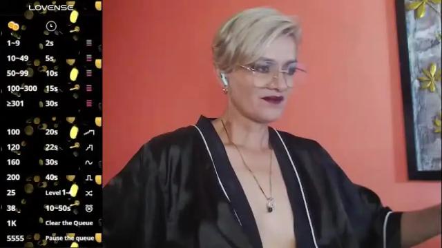 Image 3 of scarlett_paris Stream on Chaturbate on 3 months ago