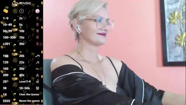 Image 12 of scarlett_paris Stream on Chaturbate on 3 months ago