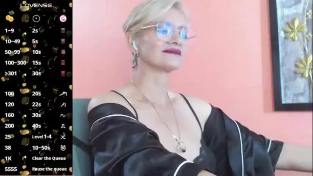 Image 3 of scarlett_paris Stream on Chaturbate on 3 months ago