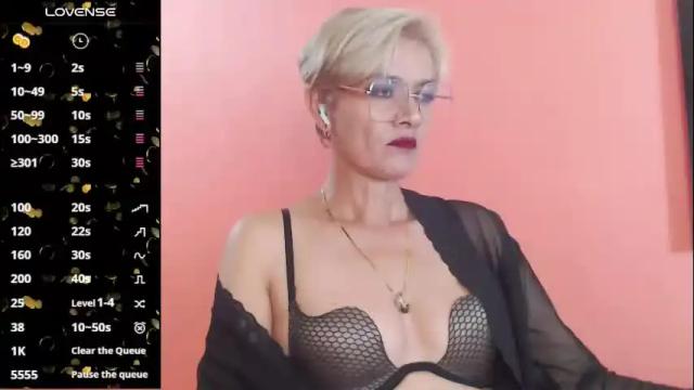 Image 6 of scarlett_paris Stream on Chaturbate on 3 months ago