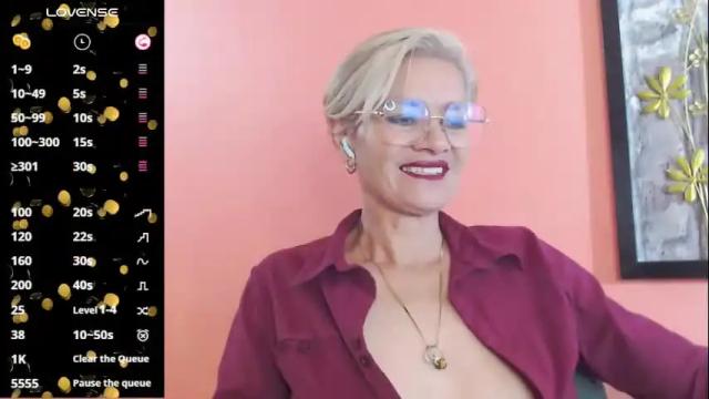 Image 3 of scarlett_paris Stream on Chaturbate on 2 months ago