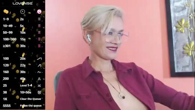 Image 6 of scarlett_paris Stream on Chaturbate on 2 months ago