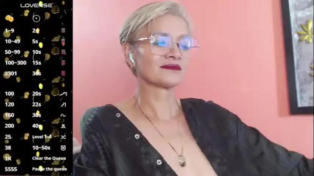 Image 6 of scarlett_paris Stream on Chaturbate on 2 months ago