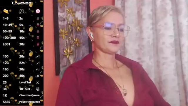 Image 3 of scarlett_paris Stream on Chaturbate on 2 months ago