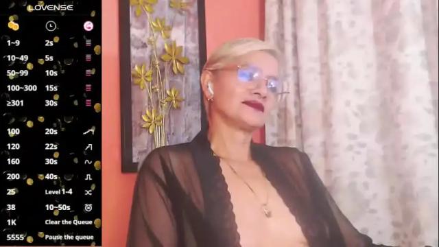 Image 7 of scarlett_paris Stream on Chaturbate on 2 months ago