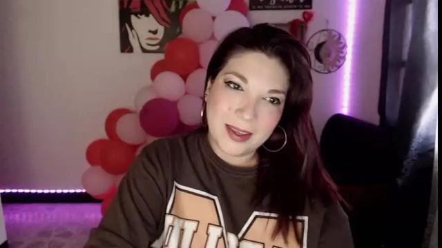 Image 3 of scarlette_thomson Stream on Chaturbate on 14 months ago