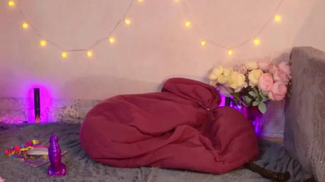Image 8 of scarlettredcherry Stream on Chaturbate on 14 months ago