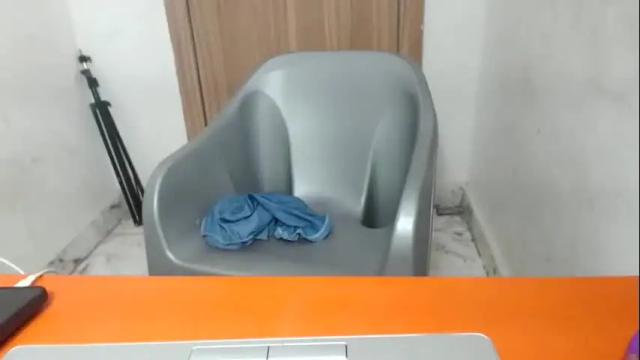Image 12 of scarllett_bebe Stream on Chaturbate on 12 days ago