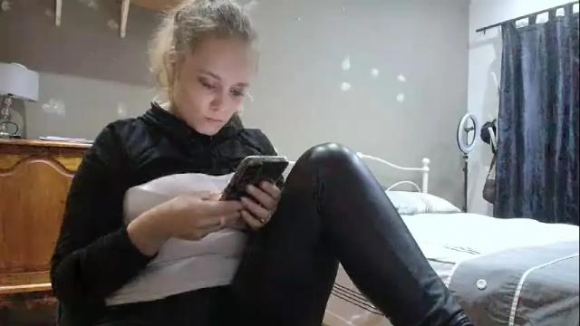 Image 2 of sexxxycrystali Stream on Chaturbate on 1 month ago